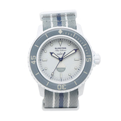 SWATCH X BLANCPAIN ANTARCTIC OCEAN is a timepiece from the Blancpain x Swatch collaboration of five watches called the Bioceramic Scuba Fifty Fathoms Collection.
The watches in the Bioceramic Scuba Fifty Fathoms Collection feature a transparent back that displays the movement in true Swatch fashion.