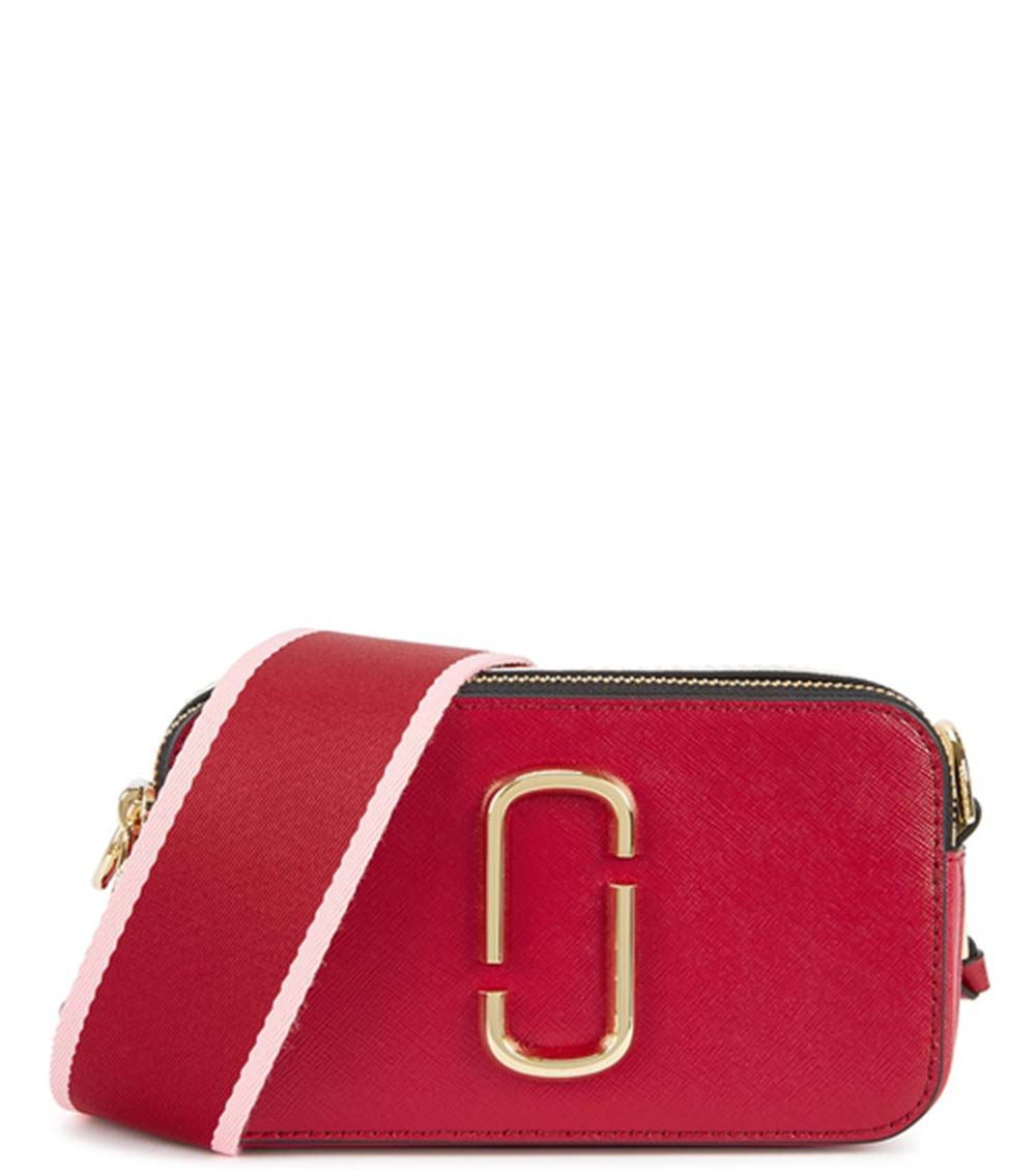 "Marc Jacobs Red Snapshot Small Crossbody Bag for women, featuring a vibrant red color and a compact design. The bag includes an adjustable strap and the signature logo, making it a stylish and eye-catching accessory for everyday use.



