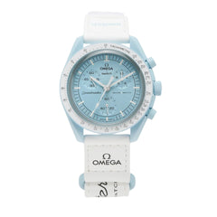 SWATCH X OMEGA BIOCERAMIC MOONSWATCH MISSION TO URANUS On this Mission item, a brilliant white VELCRO strap contrasts with a soft sky blue. The tachymeter scale backdrop, counter hands, and second hand of the chronograph are all white.
